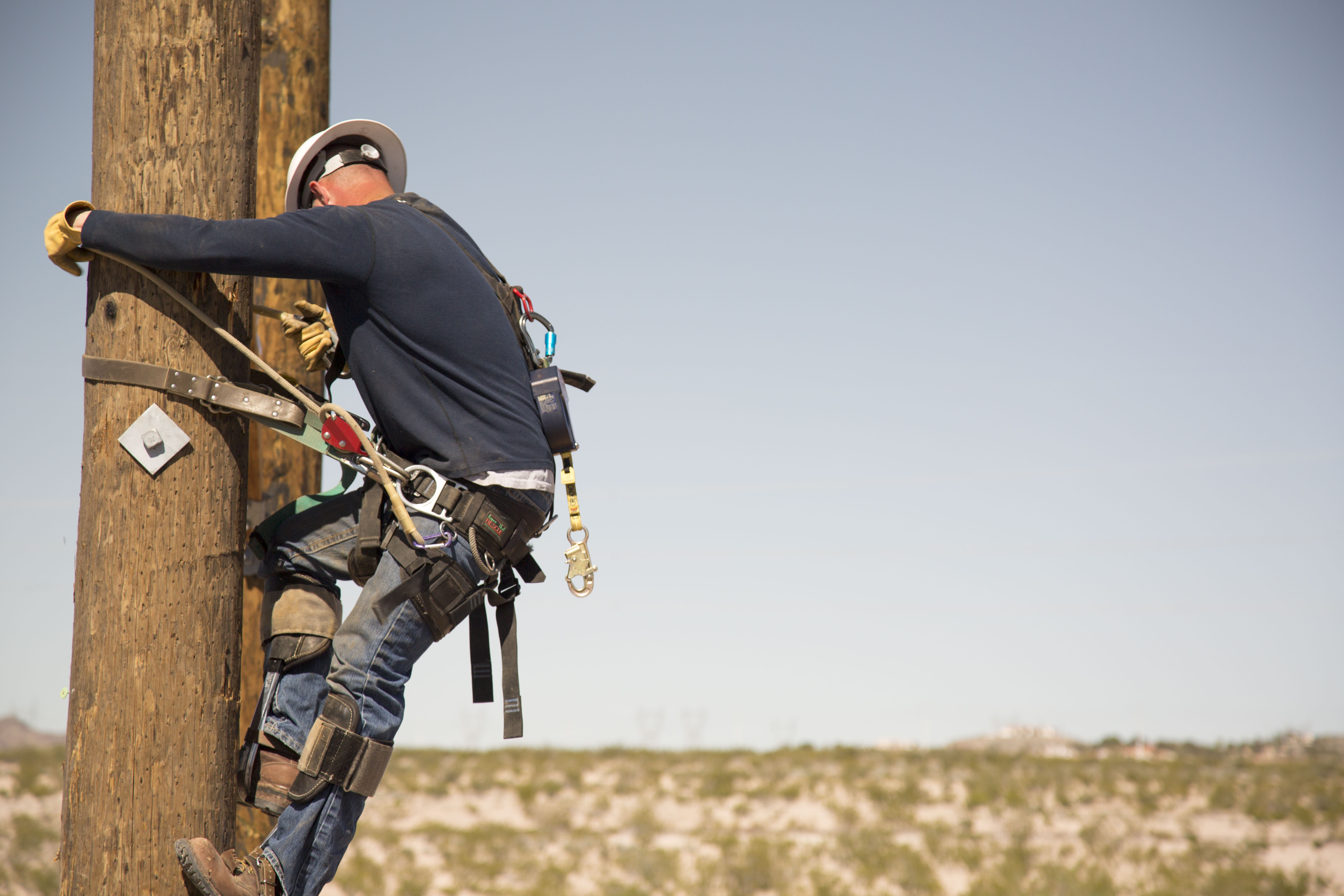 File:Lineman James Hill climbs training structure (29493625226