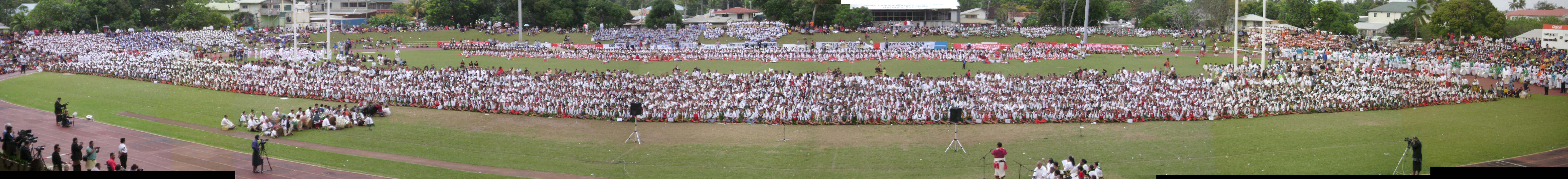 1000 Une danse exécutée par 9000 écoliers à l'occasion du couronnement du roi, stade Teufaiva, Nukuʻalofa.