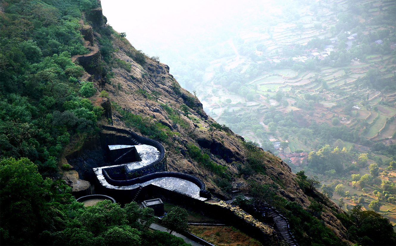 File:Mahadarwaja, Raigad Fort, India.jpg - Wikimedia Commons