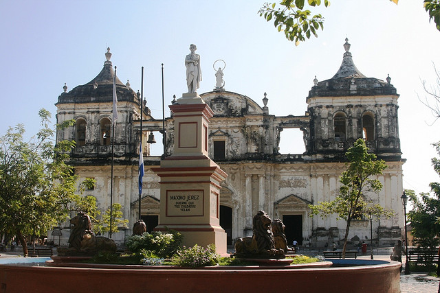 File:Maximo Jerez Monument - León, Nicaragua.jpg