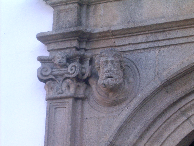 File:Pormenor Portal Sé de Bragança.jpg