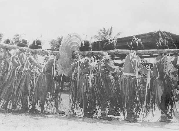 Presentation_of_Yapese_stone_money_for_FSM_inauguration.jpg