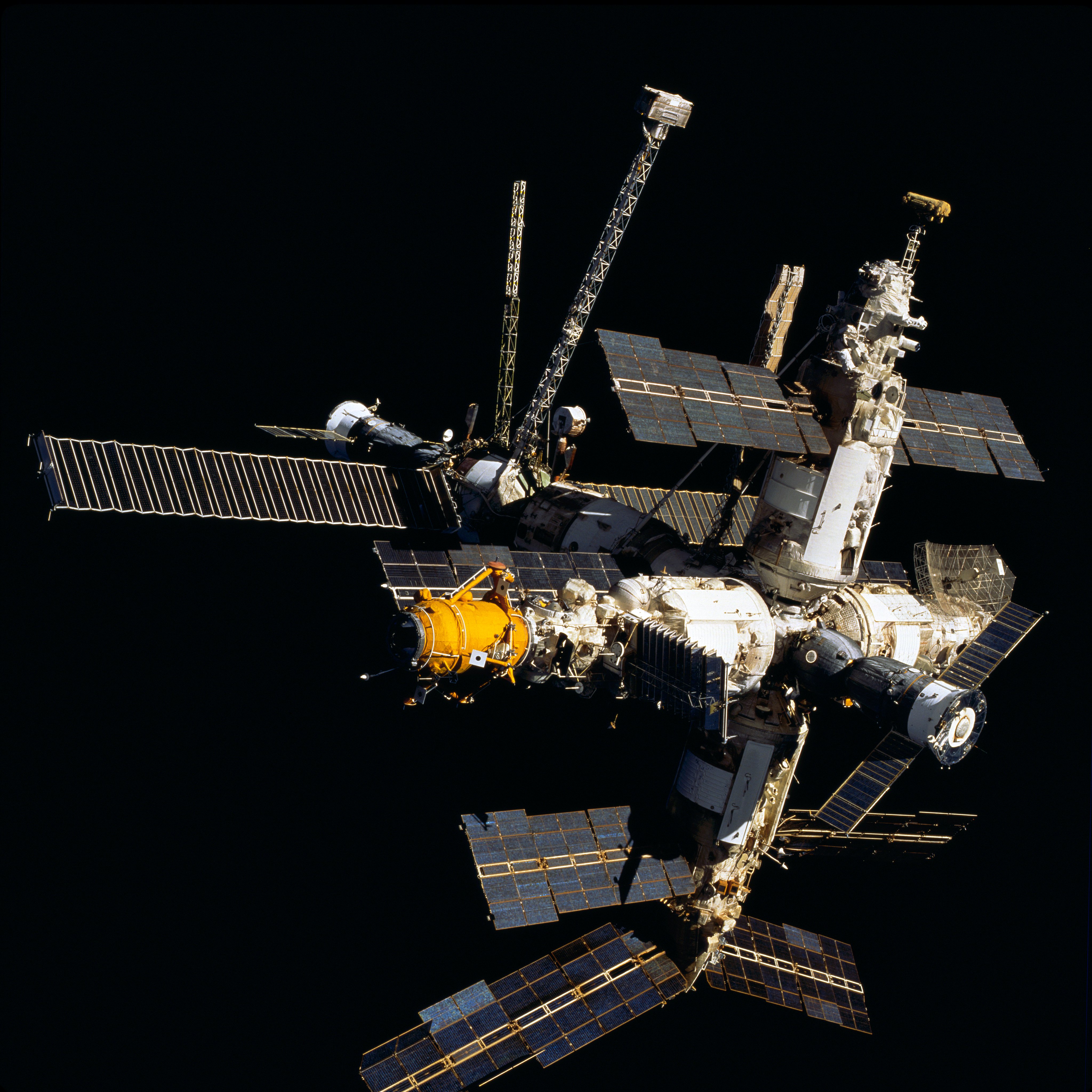 02 mir. Мир-2 орбитальная станция. Станция мир 1986. Орбитальный комплекс мир. Вид космической станции мир.