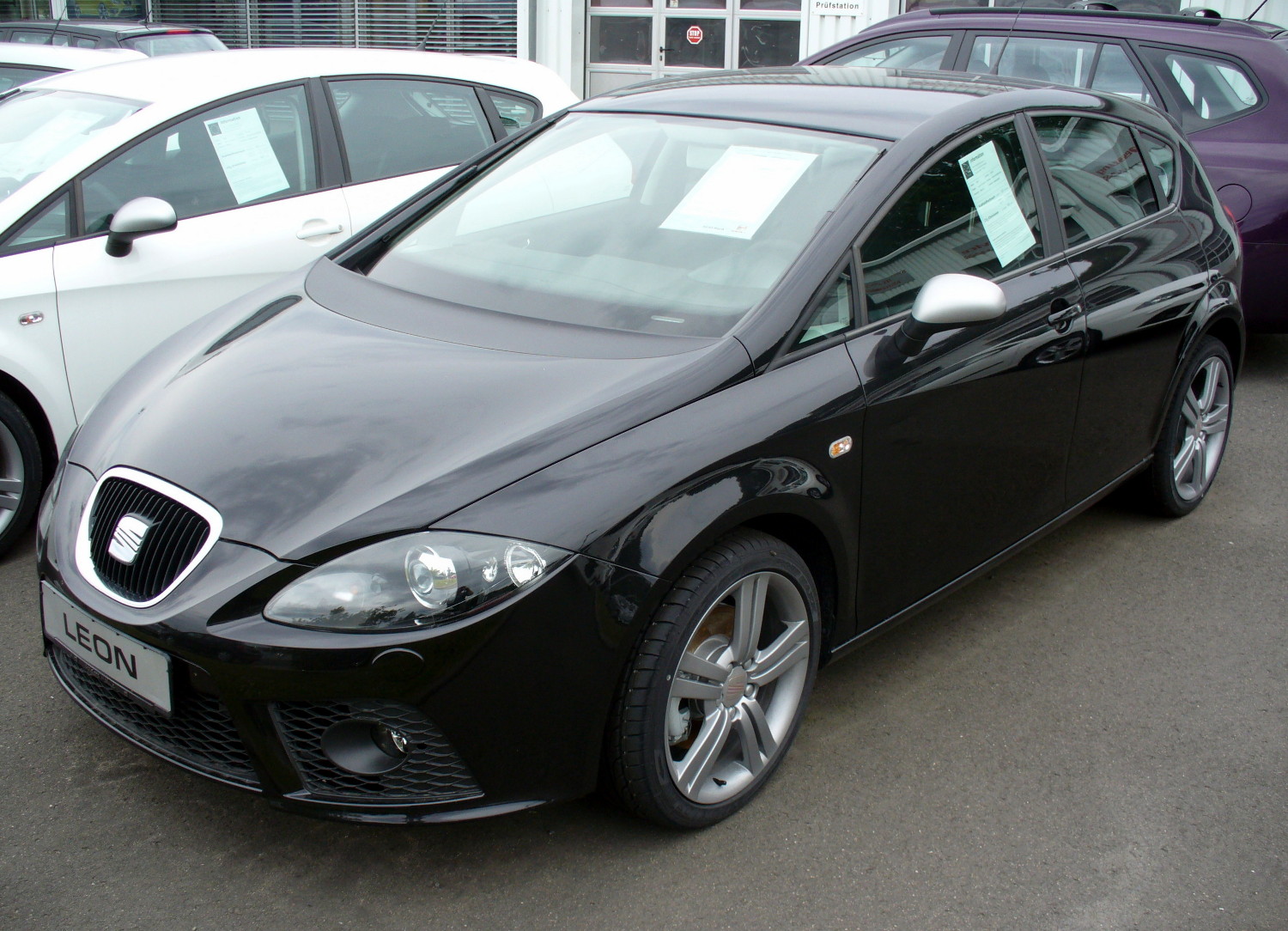 File:Seat Leon 1P Magicoschwarz.JPG - Wikimedia Commons