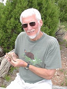 Stan Trauth, Utah'da Boynuzlu Kertenkele tutarken.jpg