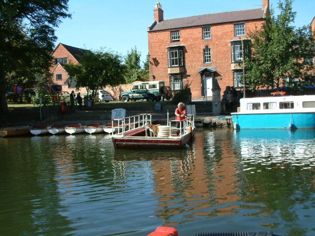 File:Stratford Chain Ferry - geograph.org.uk - 820565.jpg