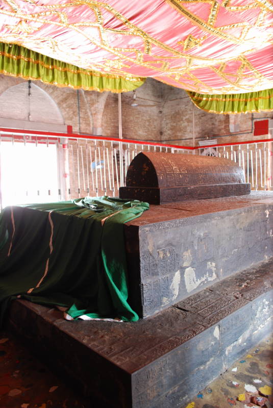 File:Tomb of Khan Jahan Ali, BD Bagerhat 0906 (101) (17003428287