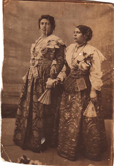 File:Traditional dress of Arbëreshë women in Piana degli Albanesi.jpg