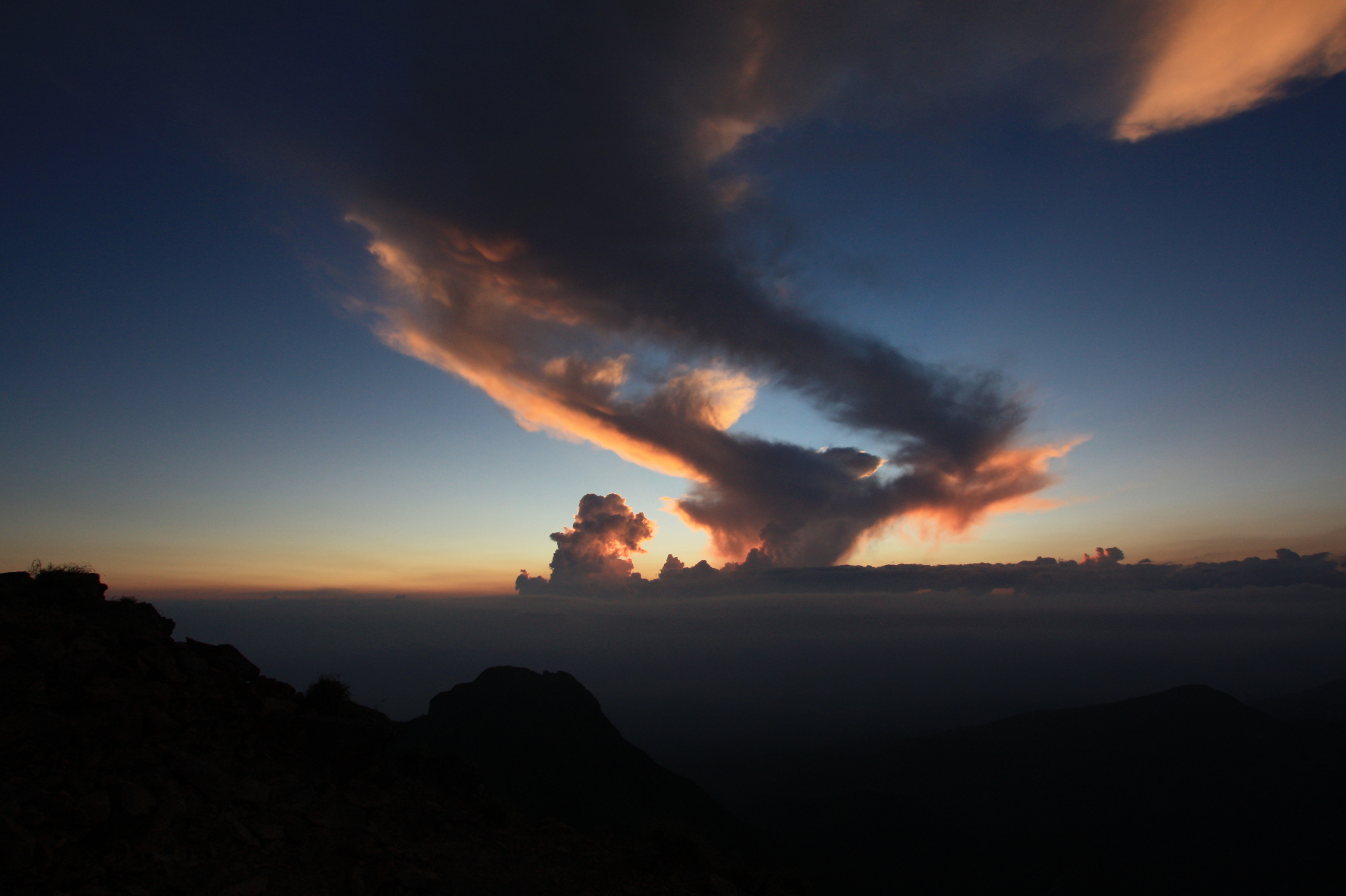 File 反薄明光線 出現時の太陽 赤岳山頂にて Jpg Wikimedia Commons