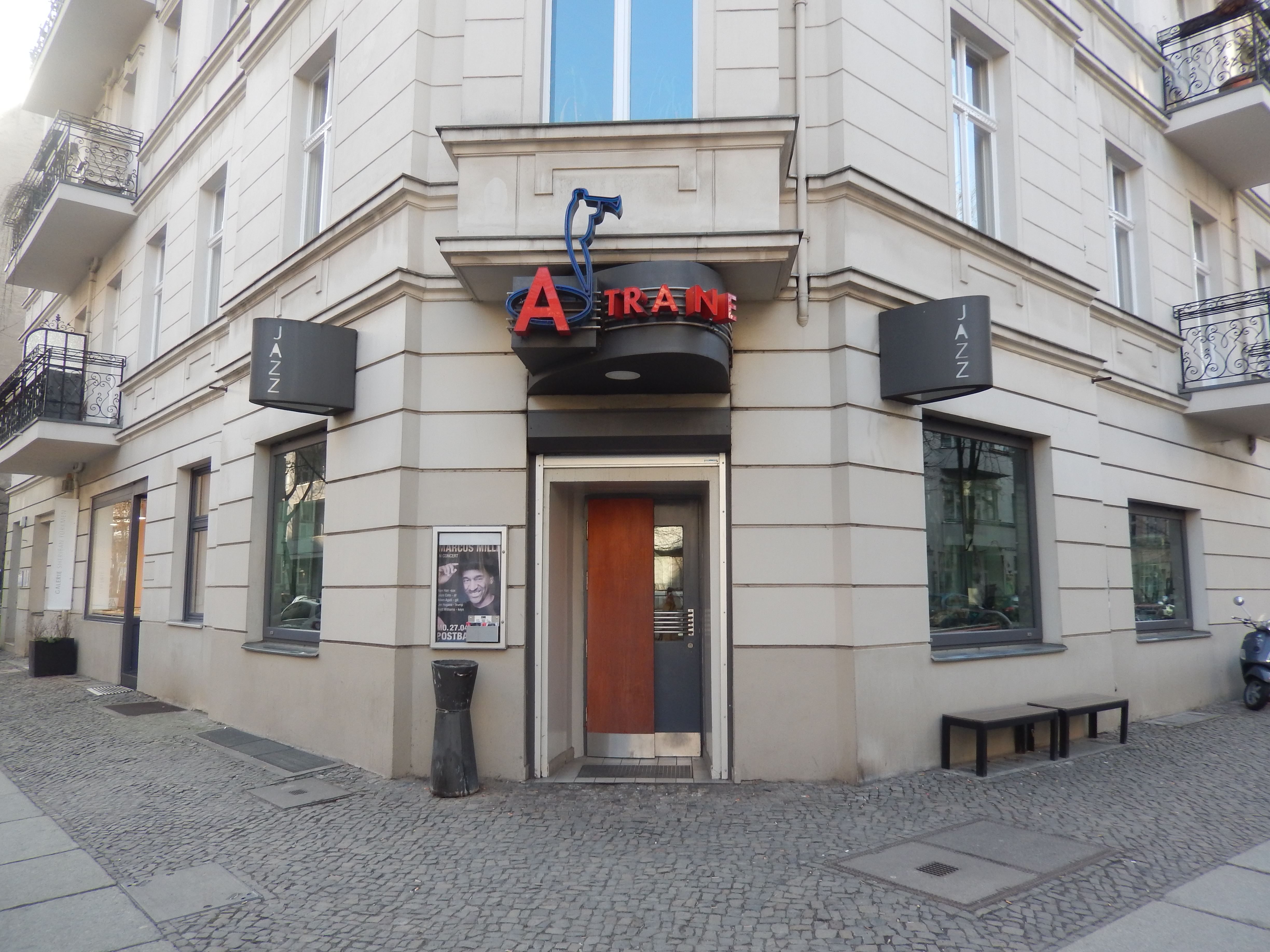 A-Trane in Berlin, Eingangsbereich Bleibtreustraße / Ecke Pestalozzistraße