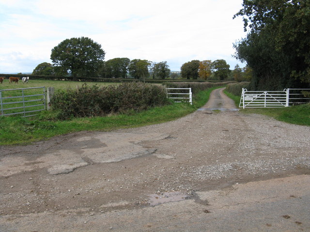 File:Access track to Fencote Abbey Farm - geograph.org.uk - 1008454.jpg