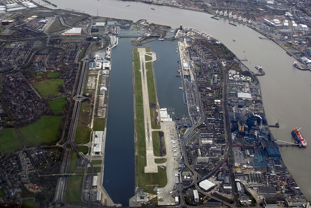 Aerial view of London City Airport 2007.jpg