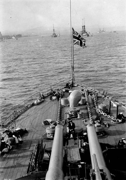 File:Aft 12-inch guns of HMS Russell at the Quebec Tercentenary 1908 LAC 3361853.jpg