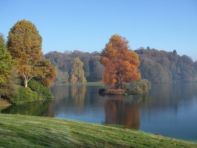 File:Autumn colours on the lake - geograph.org.uk - 498245.jpg