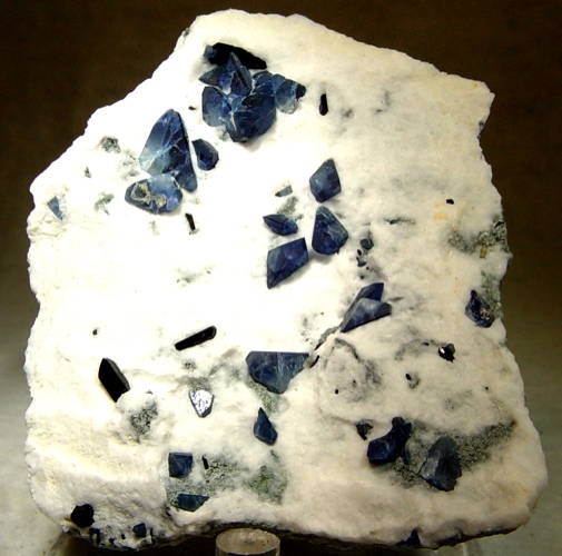 File:Benitoite-Neptunite-Natrolite-23439.jpg