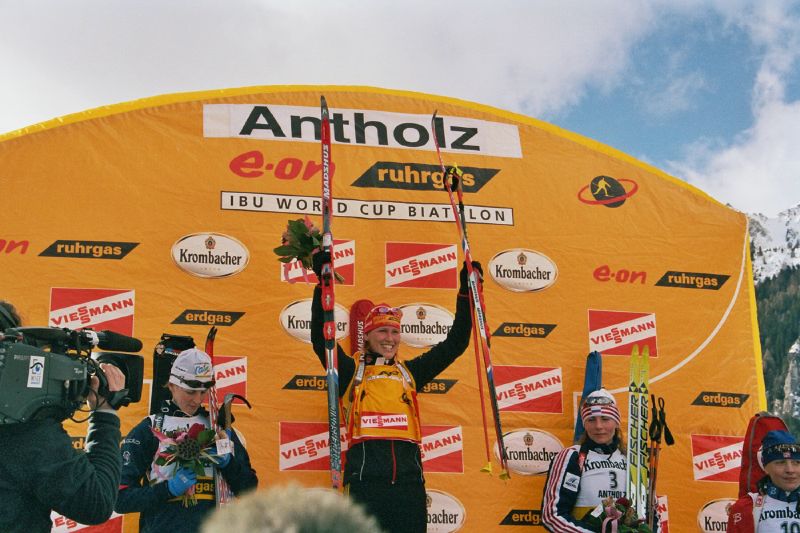 File:Biathlon WC Antholz 2006 01 Film2 PursuitWomen 33 (412750696).jpg