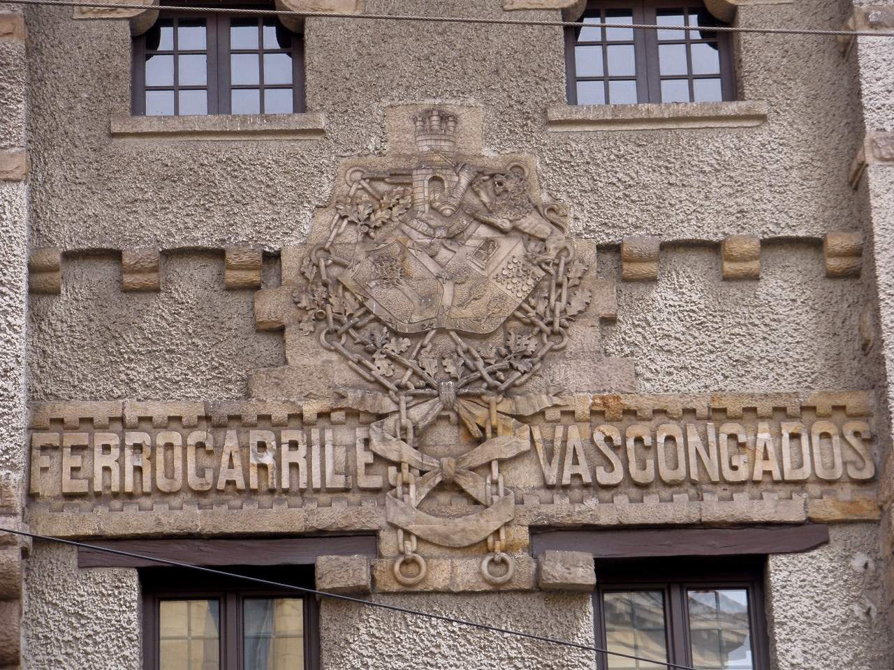 Relieve alusivo a Ferrocarriles Vascongados en la fachada de la [[Estación de Bilbao-Achuri