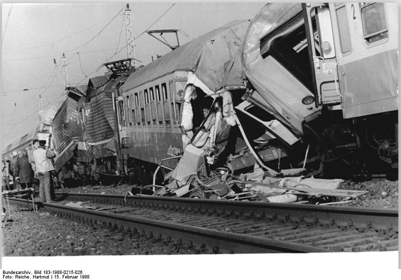 File:Bundesarchiv Bild 183-1988-0215-026, Eisenbahnunglück zwischen Bahnhöfen Schönefeld und Berlin-Karlshorst.jpg