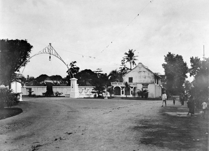 File:COLLECTIE TROPENMUSEUM De Grote weg met de ingang van de kraton (Kapatyan) in Soerakarta. TMnr 60002338.jpg