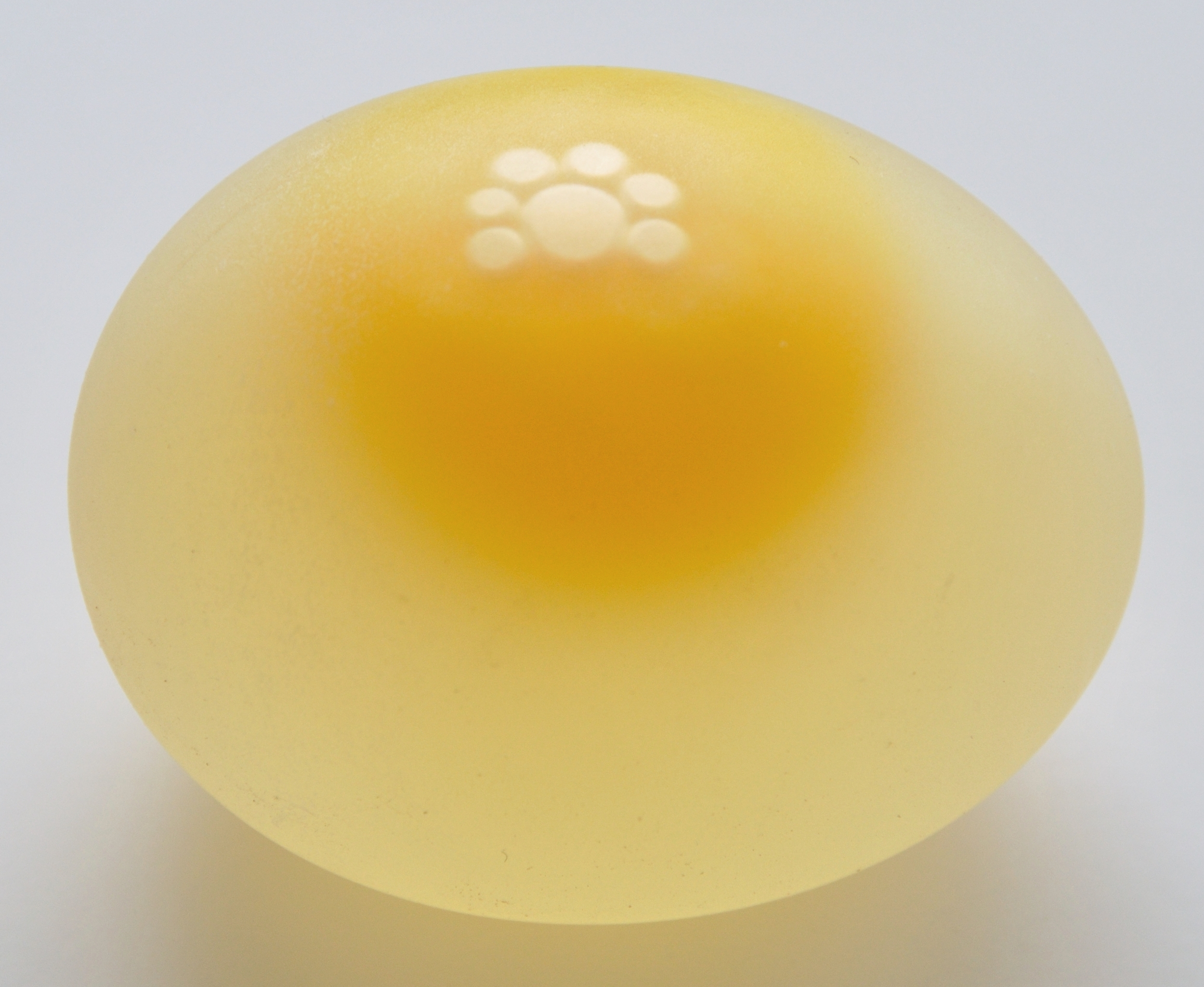Почему мутные белки яиц. Сырое яйцо. Свернувшийся белок в сыром яйце. Мутный белок в сыром яйце.