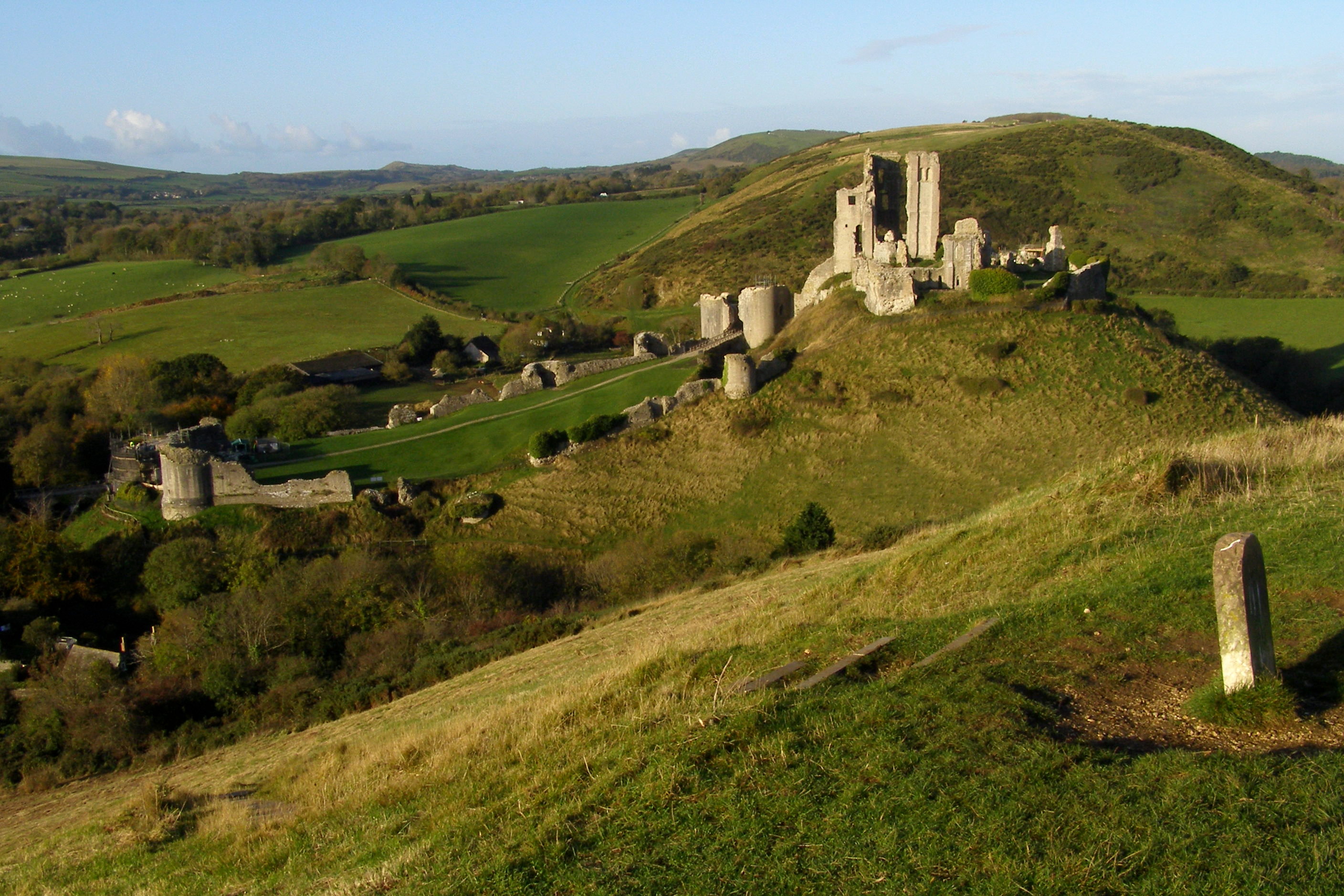 Замок село. Пурбек в графстве Дорсет. Джон Корфе. Swanage Castle. Часовой холм.