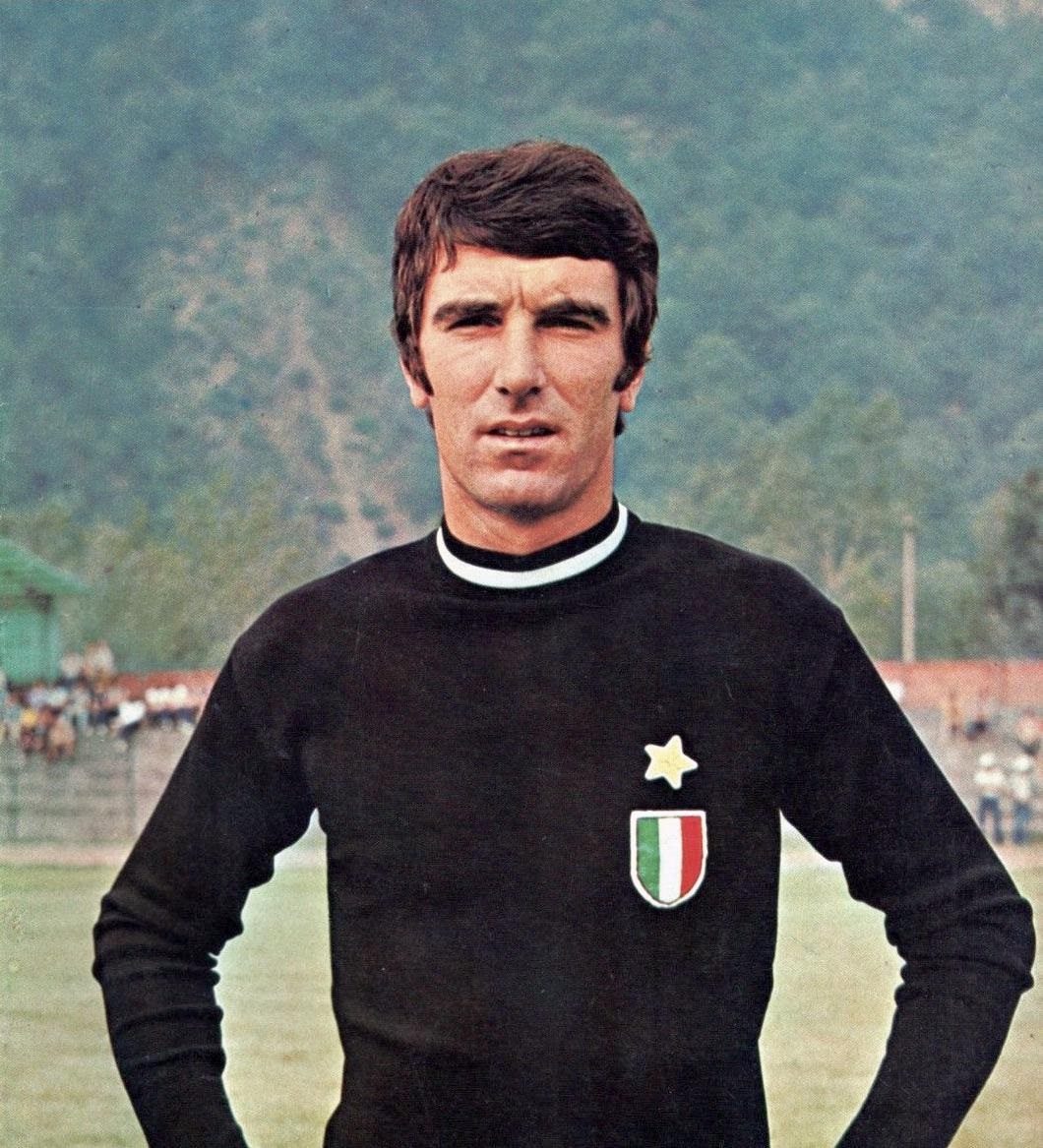 HOTELES CERCA SALA RAZZMATAZZ Dino_Zoff_-_1972_-_Juventus_FC