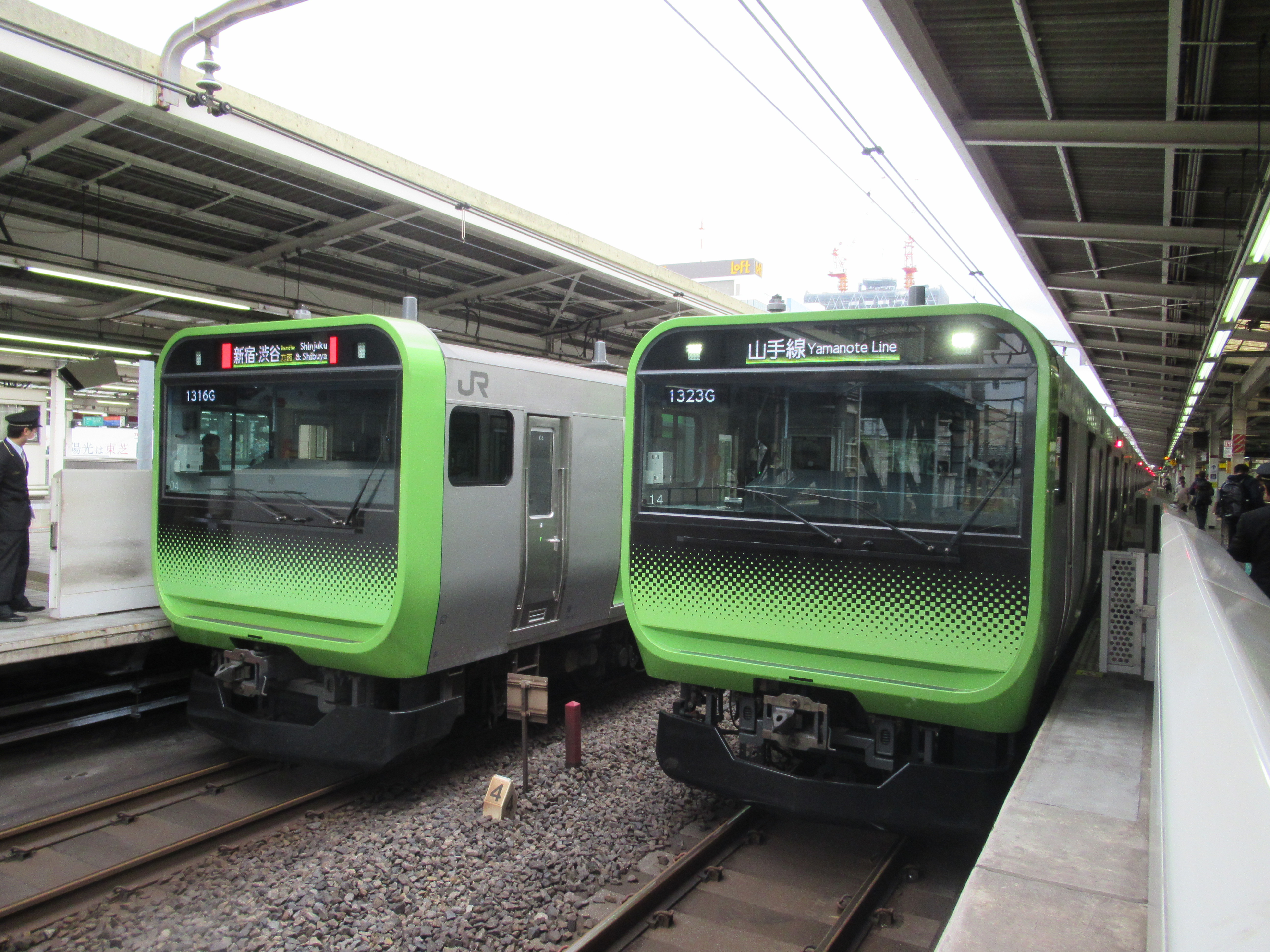 E235*2@ikebukuro station.jpg