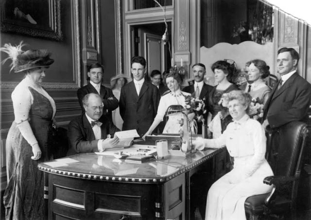 File:Governor Edward F. Dunne signs the Suffrage Bill in Illinois, June 26, 1913.jpg