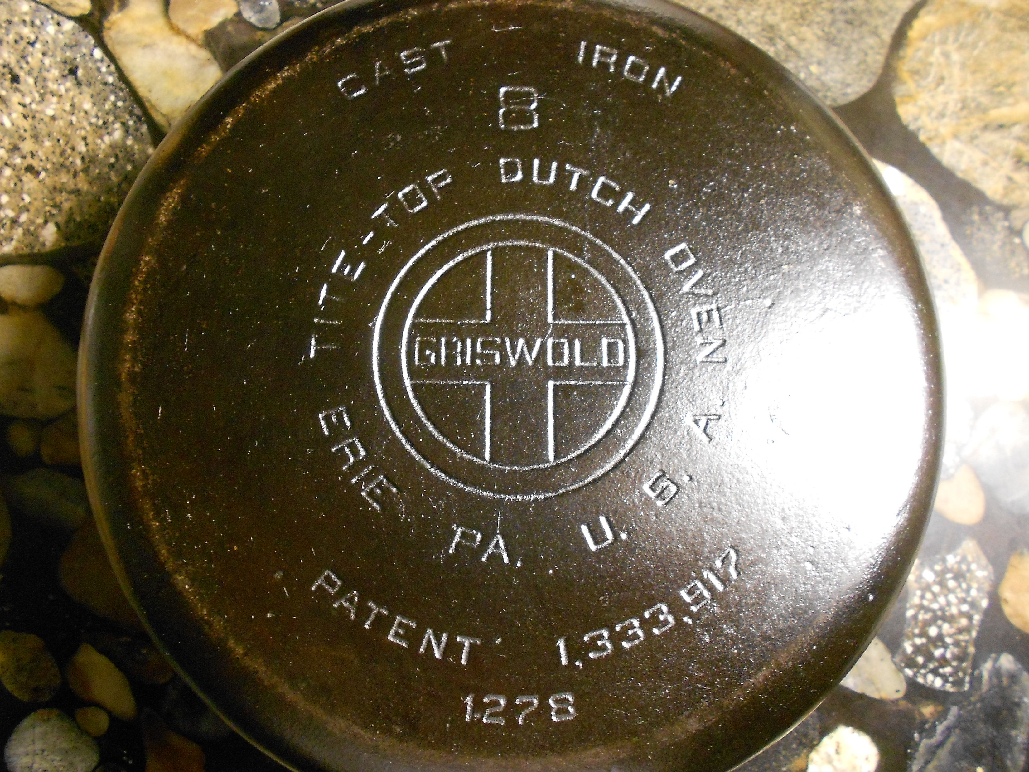 bottom of cast iron dutch oven griswold brand