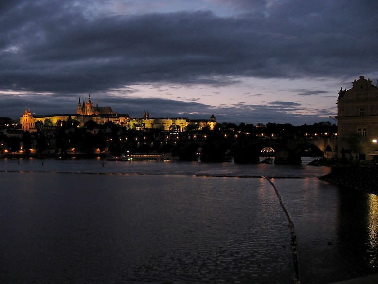 File:Hradczany evening.jpg