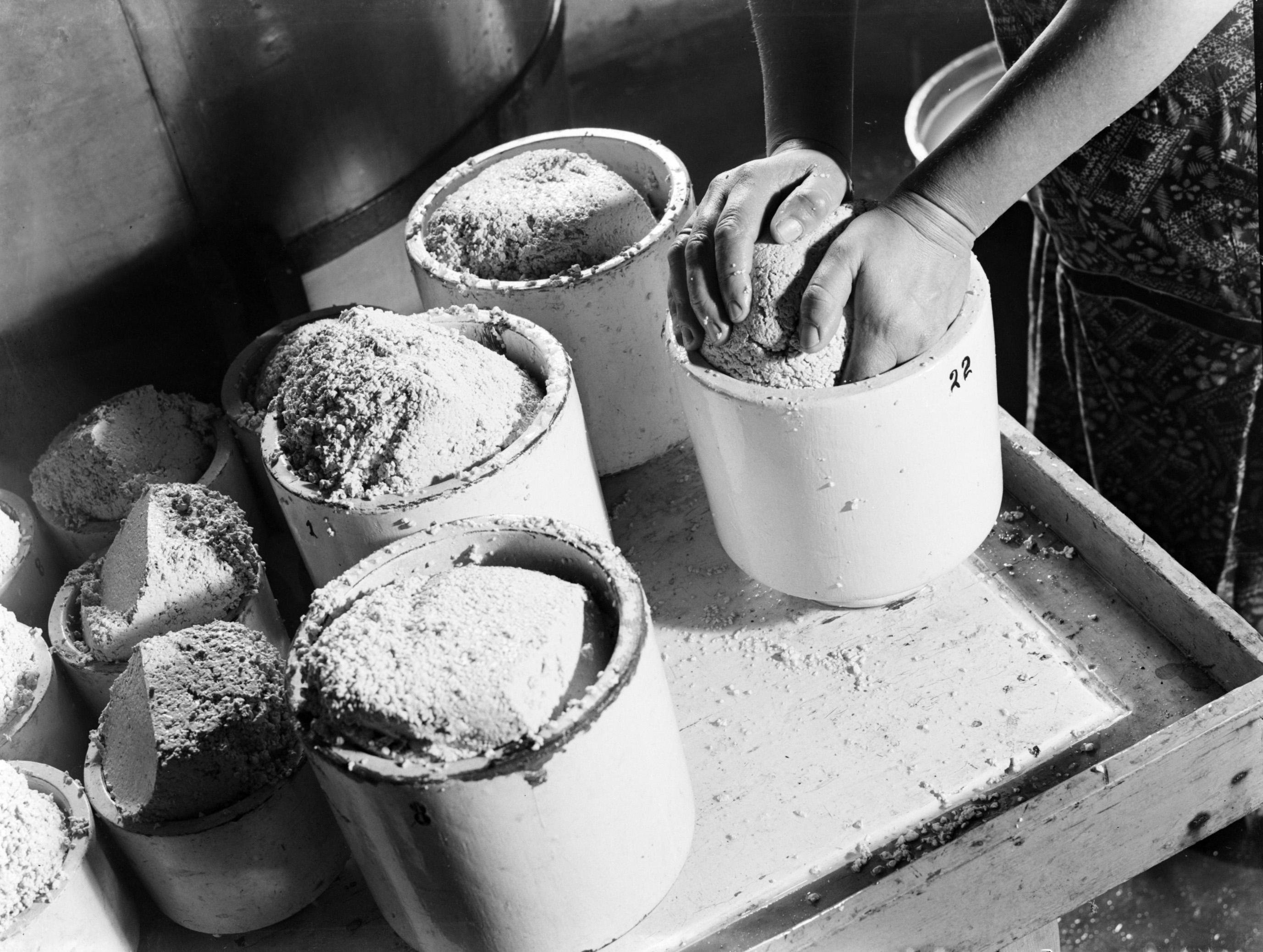 Onderscheppen dynastie Inleg File:Kaasbereiding op een boerderij in Broek in Waterland, Bestanddeelnr  189-0349.jpg - Wikimedia Commons