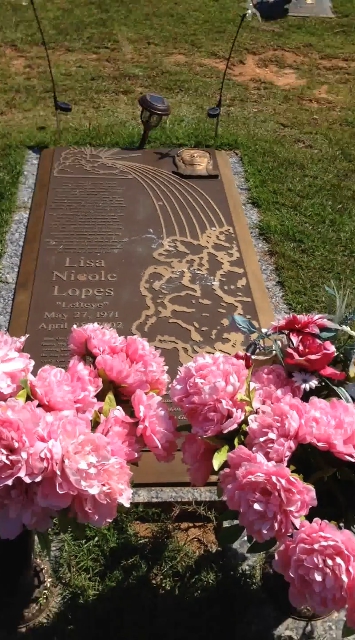 Lisa "Left Eye" Lopes grave 1.jpg. 