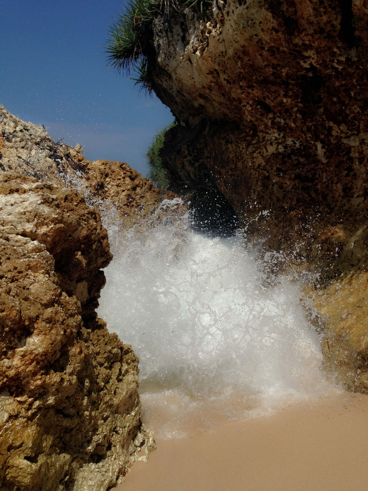 File Ombak Menerjang Batu  Karang  di Pantai  Sadranan jpg 