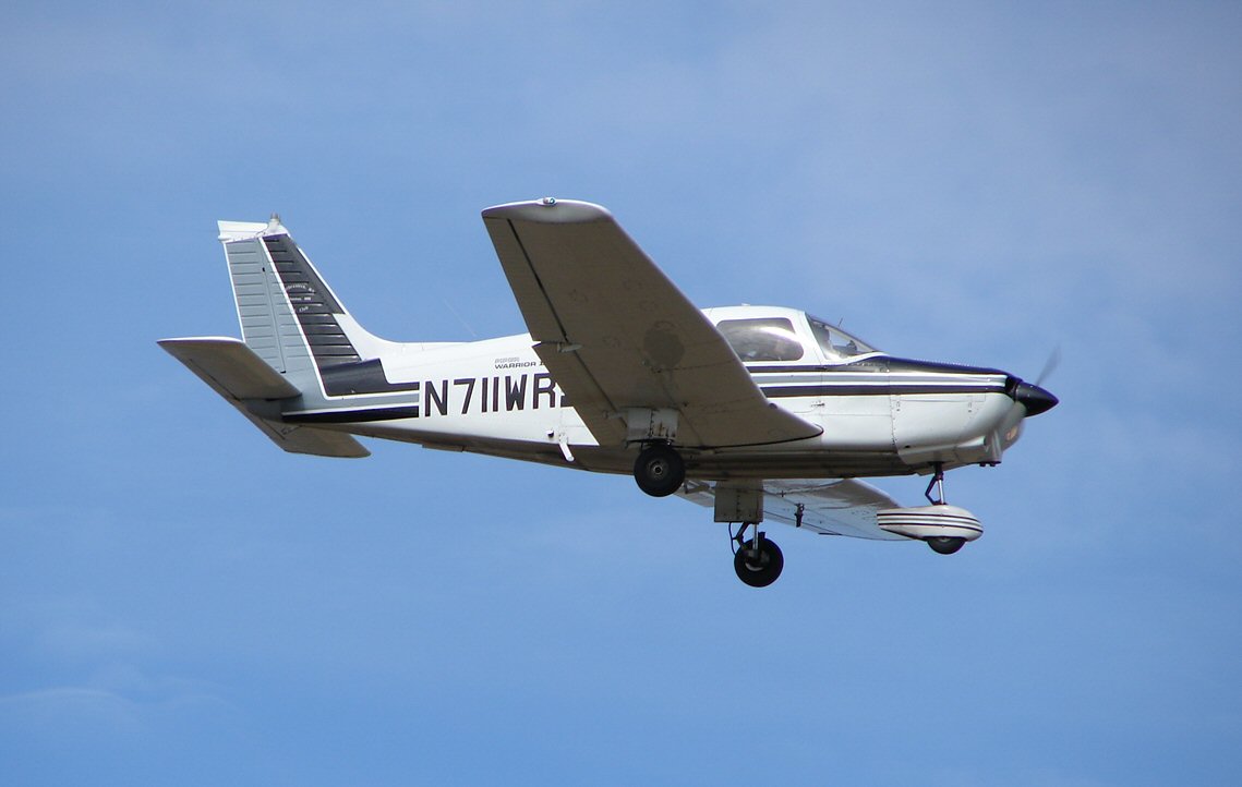 Piper PA-28 Cherokee - nice piper on a nice day (540786133).jpg