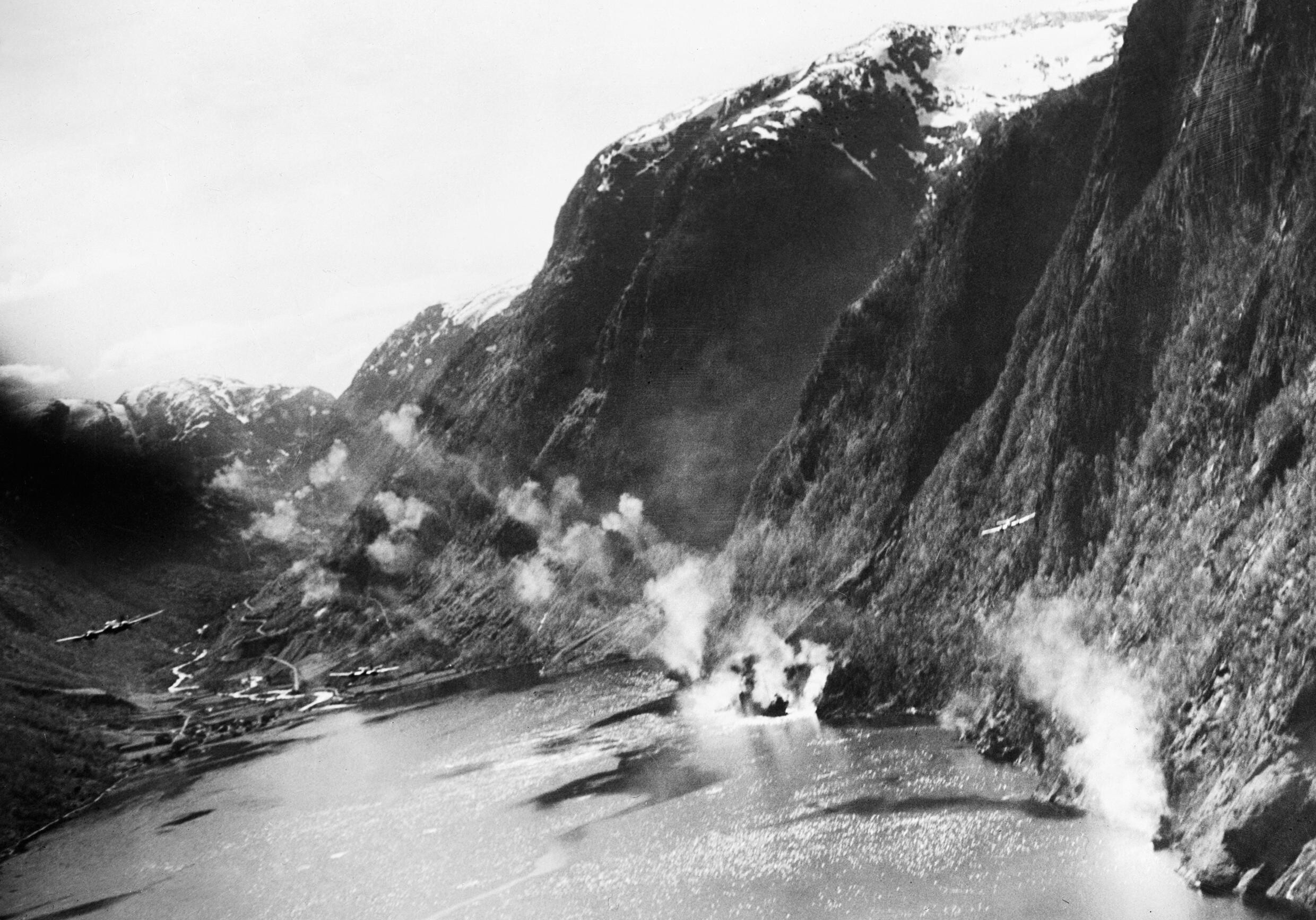 L’autre « Black Friday » : Opération militaire, défaite alliée. RAF_Bristol_Beaufighters_from_the_Dallachy_Wing_attacking_enemy_vessels_sheltering_beneath_the_3%2C000ft_cliffs_of_Sognefjord_in_Norway%2C_23_April_1945._C5274