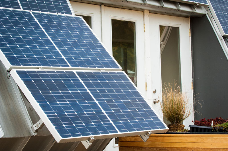 File:Solar panels on concept house, National Mall. 2007, Washington, DC. Credit USEPA (14593540991).jpg