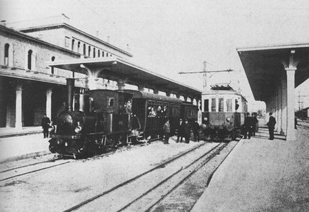 File:Stazione di Modena Piazza Manzoni con tram.jpg