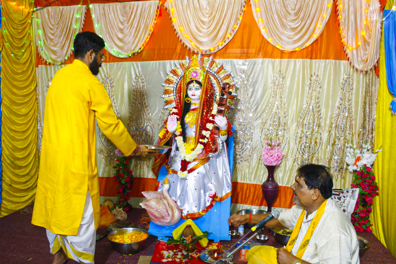 Student Leader Siddhanth Rai Sharma performing the aarti of Mata Saraswati