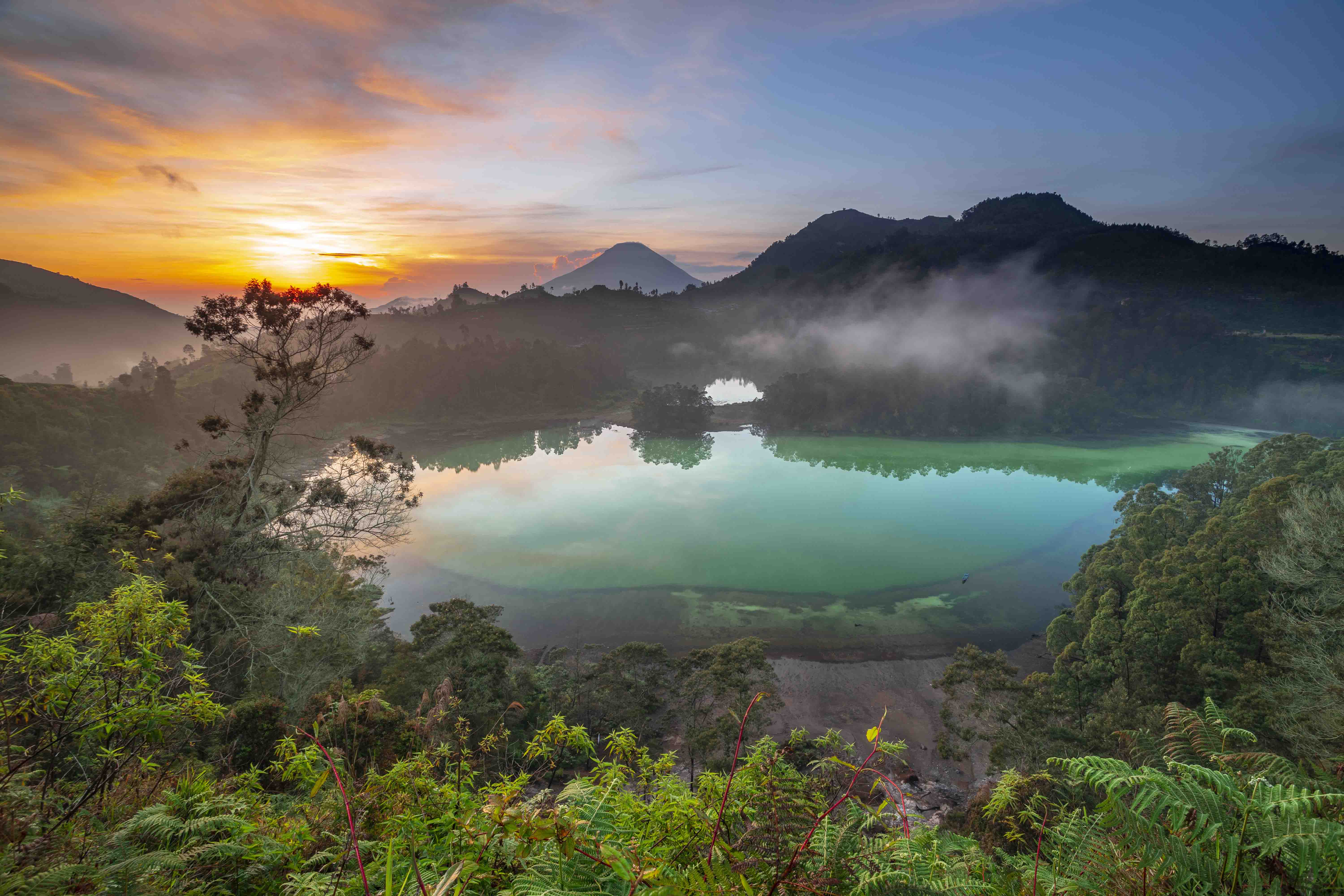 Danau telaga warna terletak di