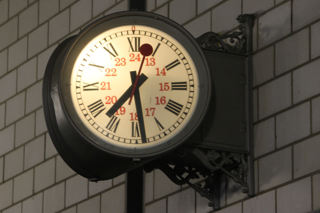 Настрой часы на станции мини. Railway Station Clock JYSK. Clock Station драйвер. Aarau Railway Station Clock. Вагон метеостанция.