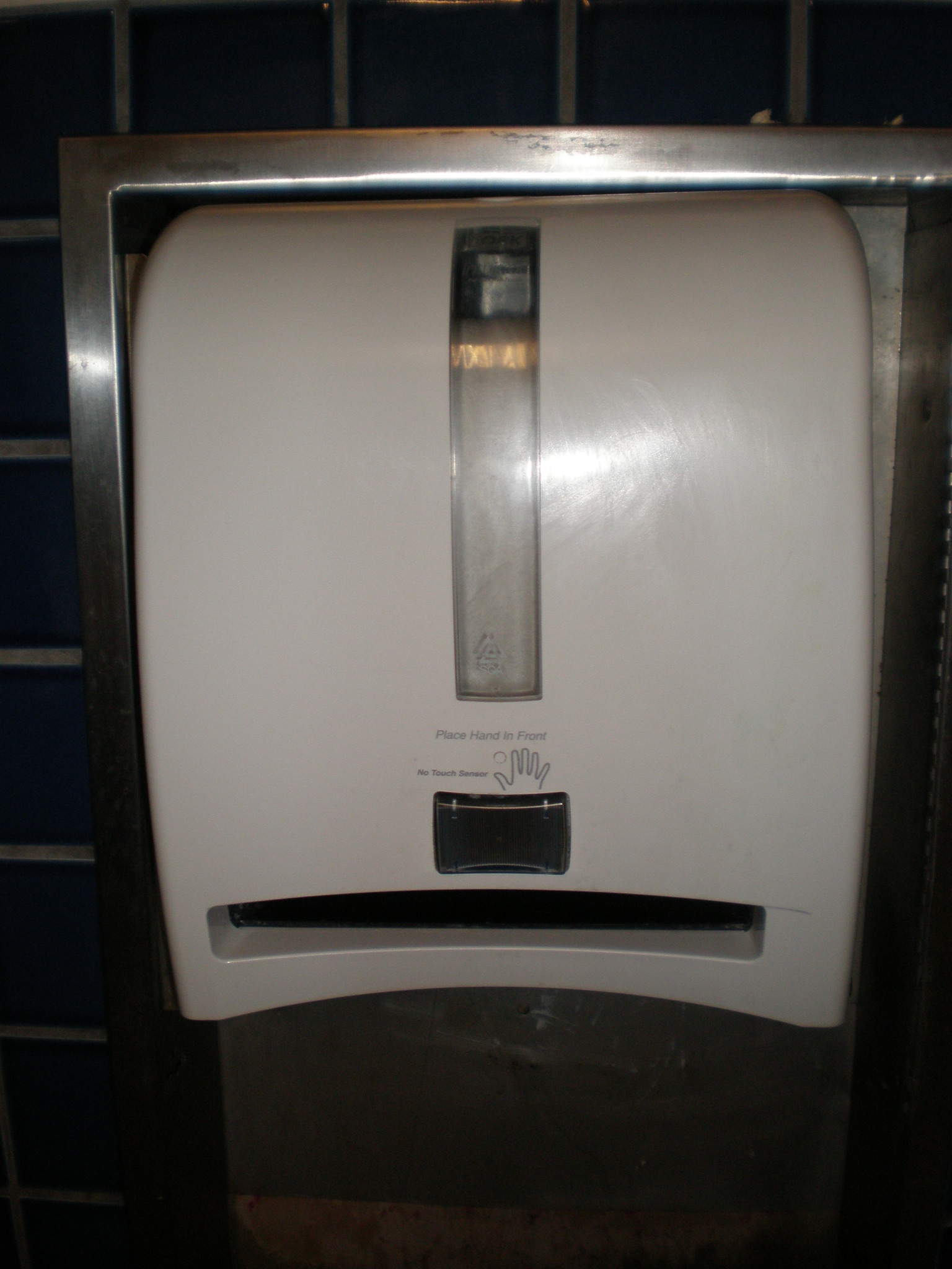 Paper-towel dispenser - Wikipedia