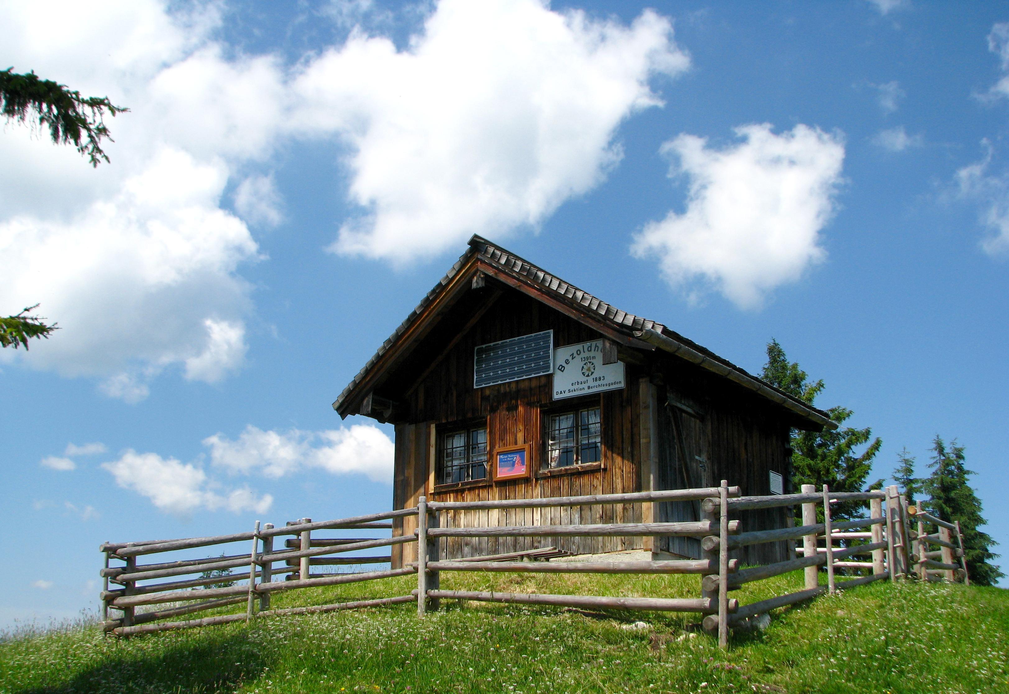 Die Bezoldhütte auf dem Toten Mann (1392 m) im Berchtesgadener Land.