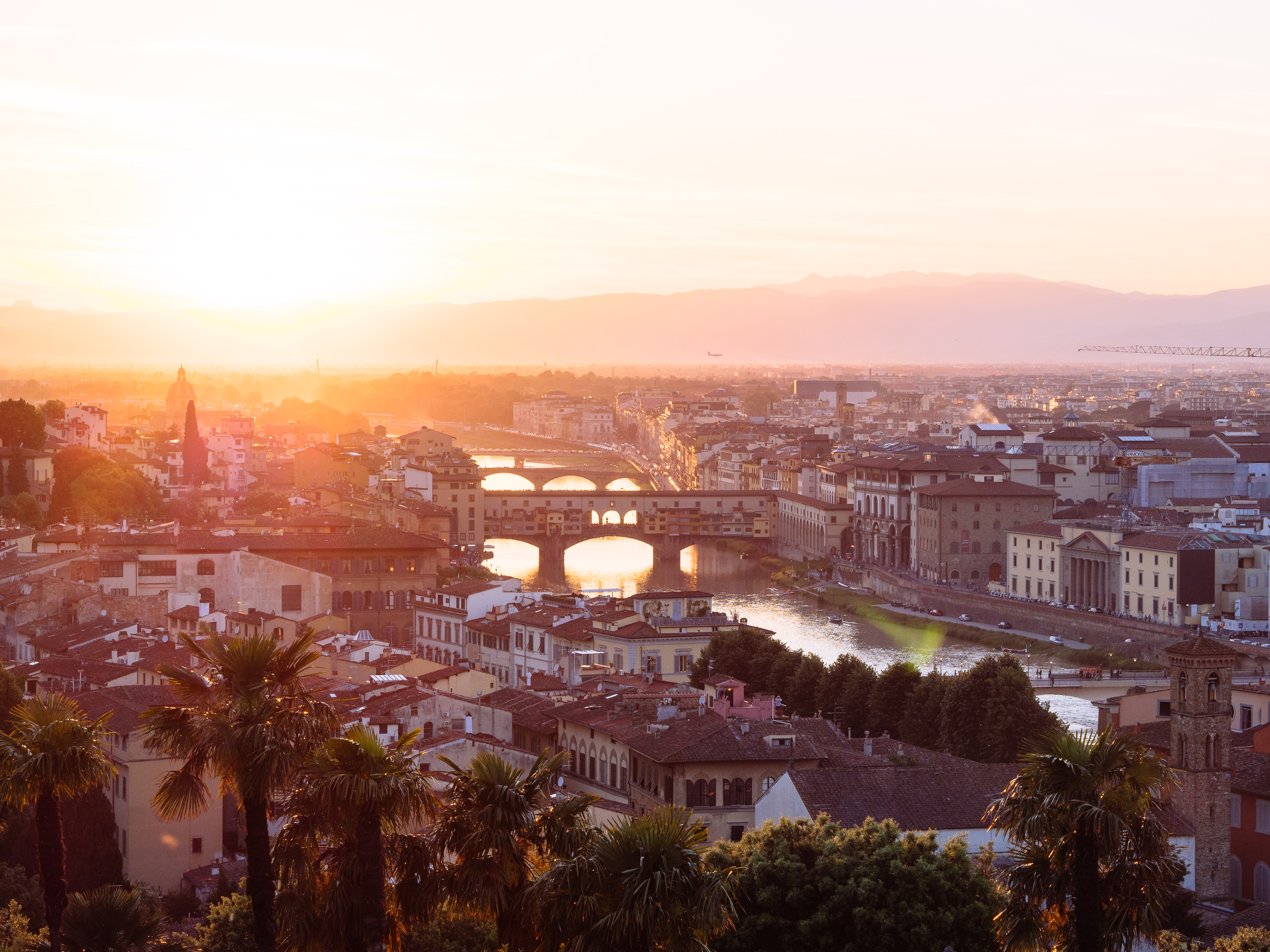 https://upload.wikimedia.org/wikipedia/commons/1/10/Tuscan_sunset_over_Florence_%28Unsplash%29.jpg