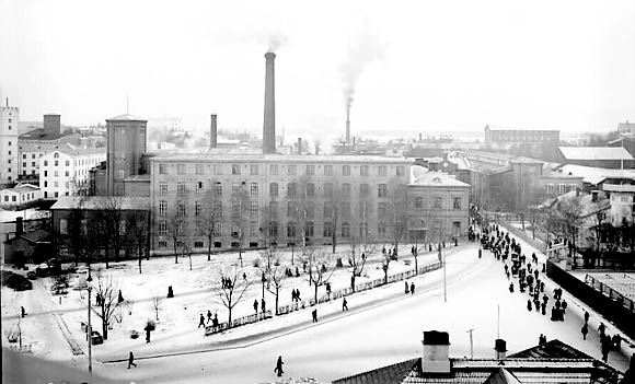 Workers leaving the [[Tampella