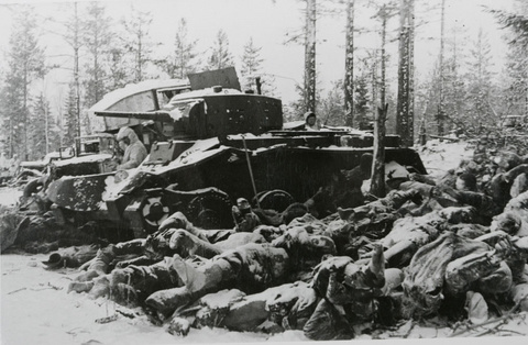 File:Unaptioned image of Finn behind a tank alongside dead troops.jpg