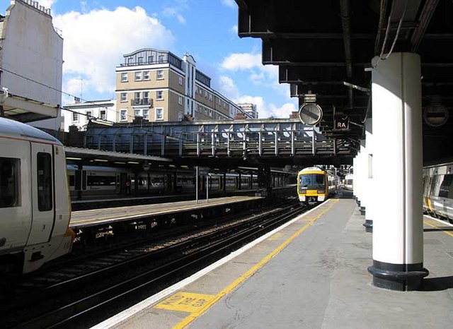 File:Victoria Station Platforms 5 and 6 - geograph.org.uk - 851658.jpg