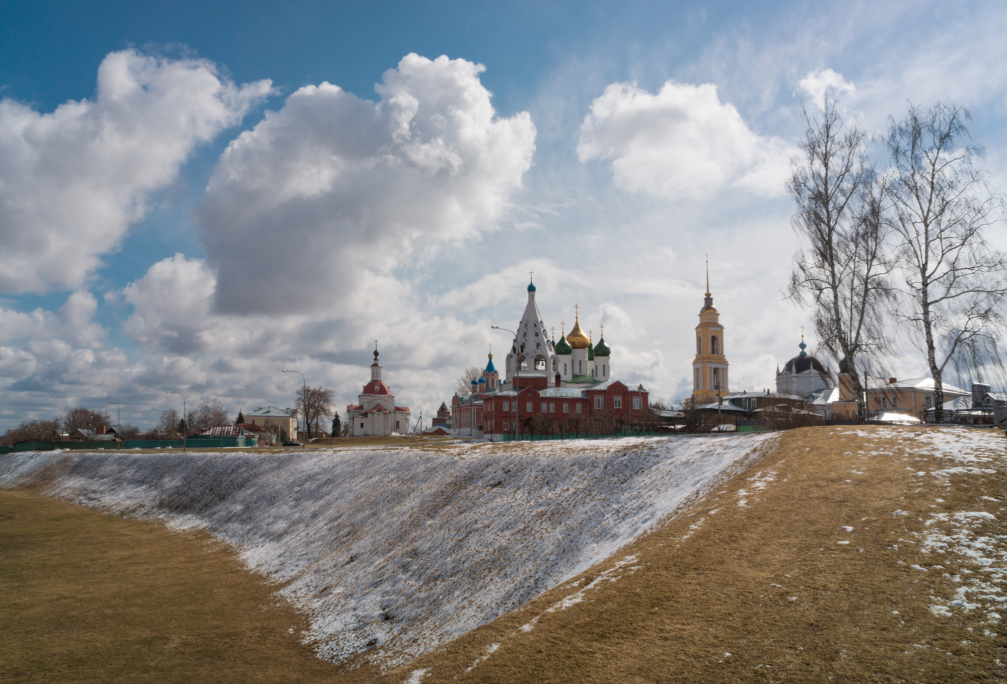 Погулять коломне. Церковь на Коломенке Коломна. Парк Москва река город Коломна. Обзорная экскурсия в Коломне. Кремль Коломны весной река.