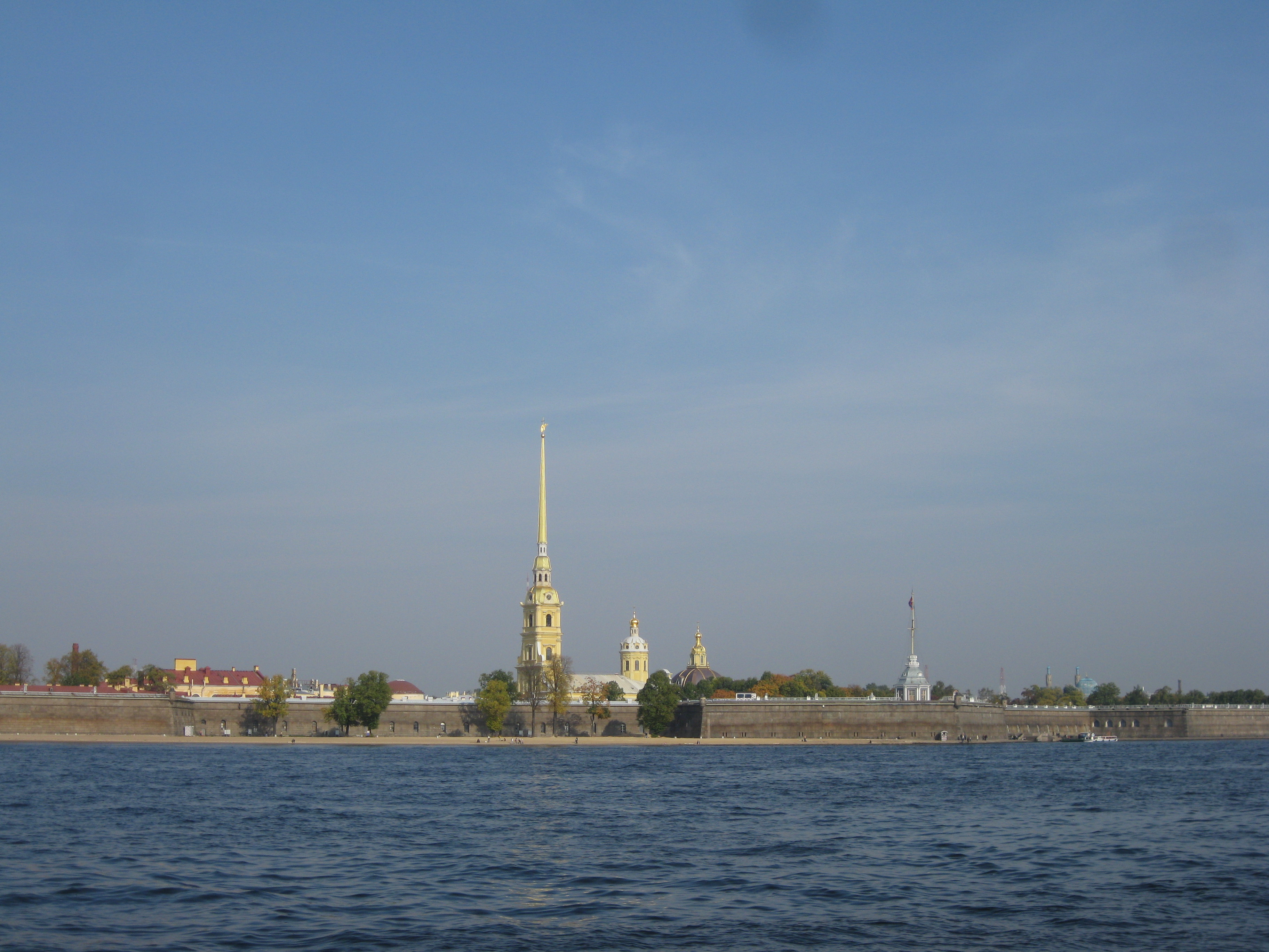 Петропавловская крепость в Санкт Петербурге с Невы