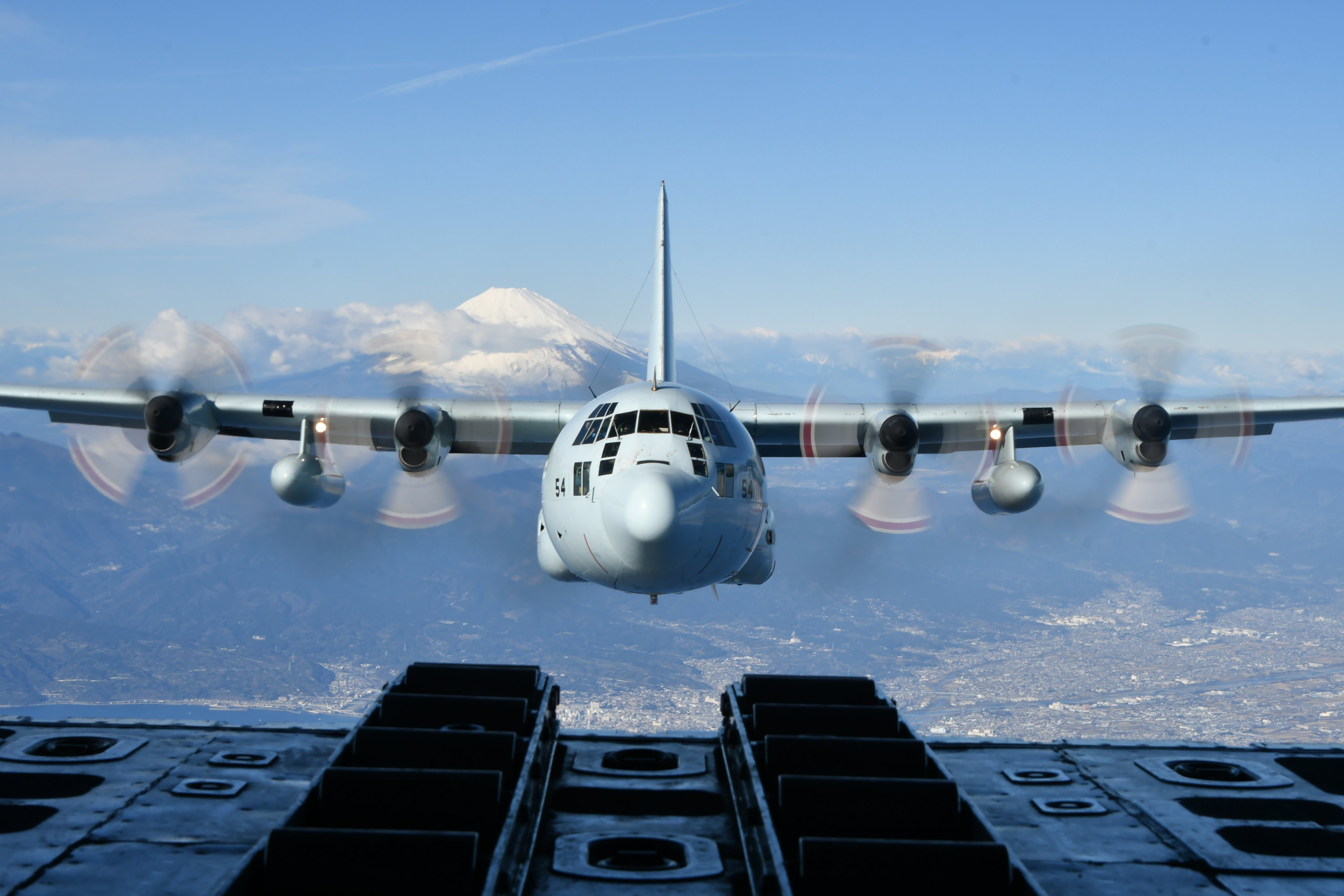 File 富士山を背に飛行する第61航空隊のc 130r輸送機 Jpg Wikimedia Commons