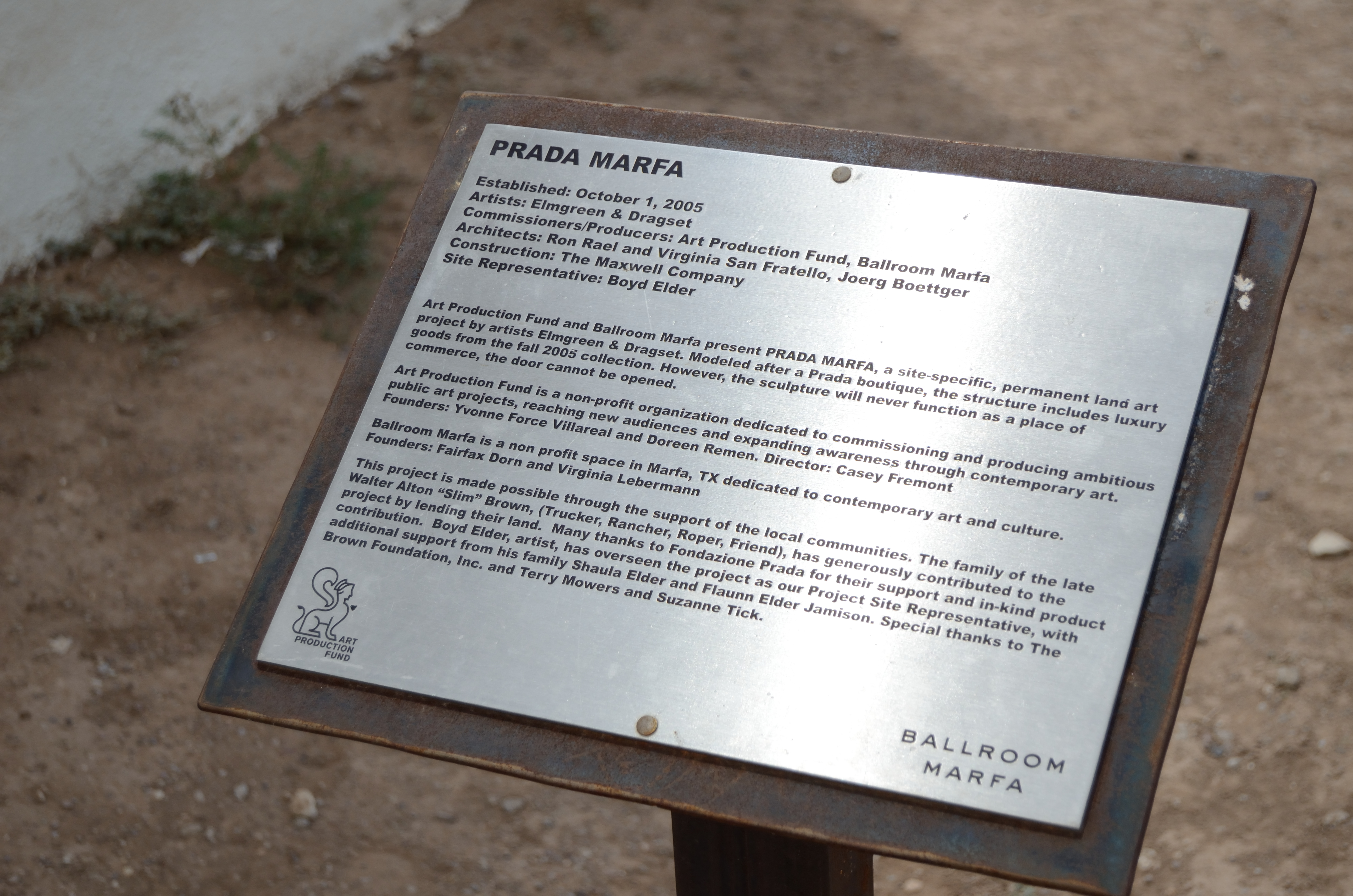 File:2015-09-06 Prada Marfa plaque.jpg - Wikimedia Commons